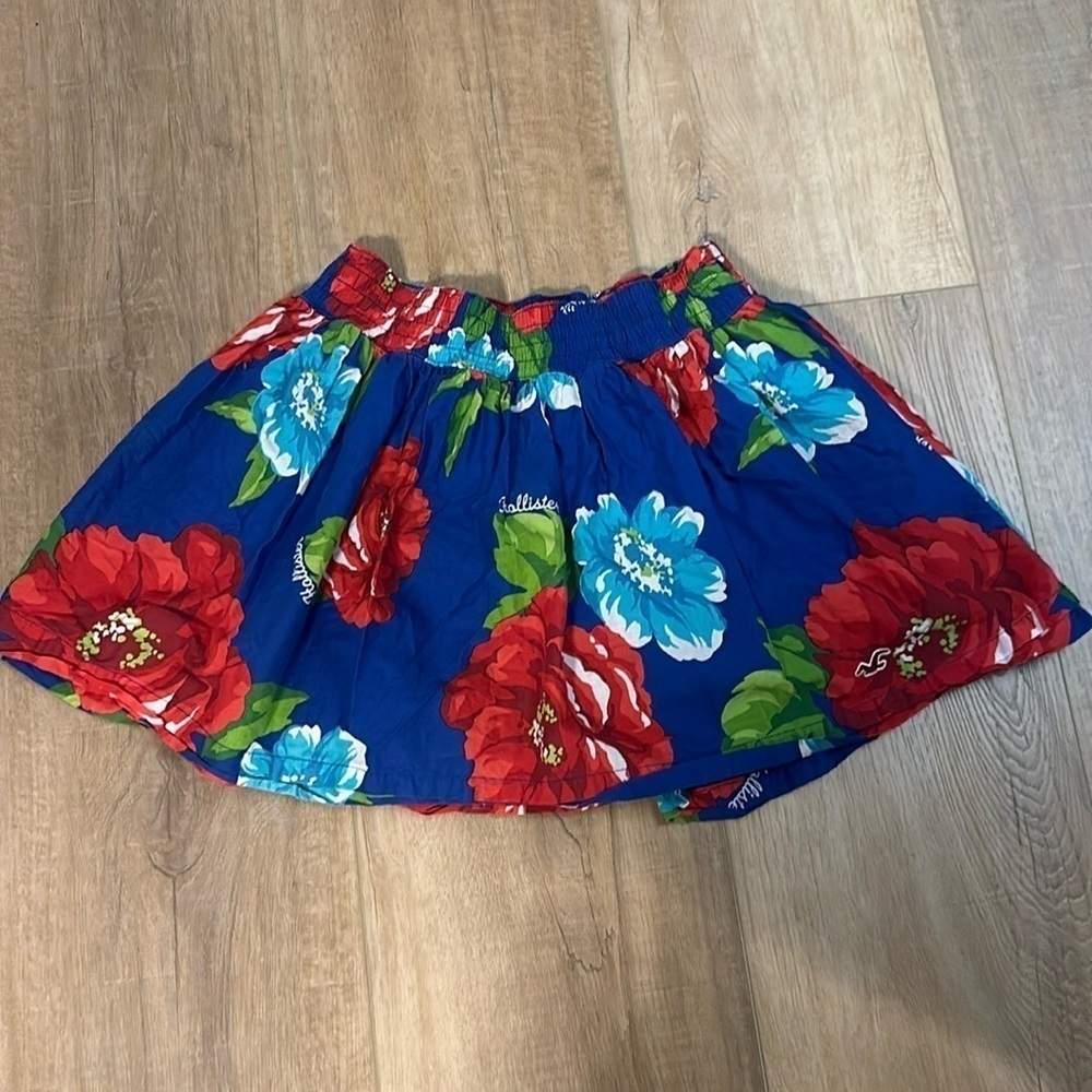 Hollister blue floral lined mini skirt size medium
